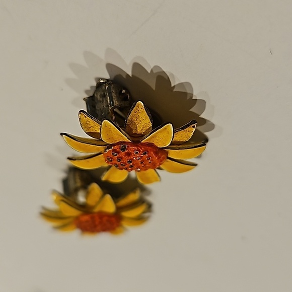 Vintage 2 Pair of Daisy Clip-on Earrings - Picture 3 of 7
